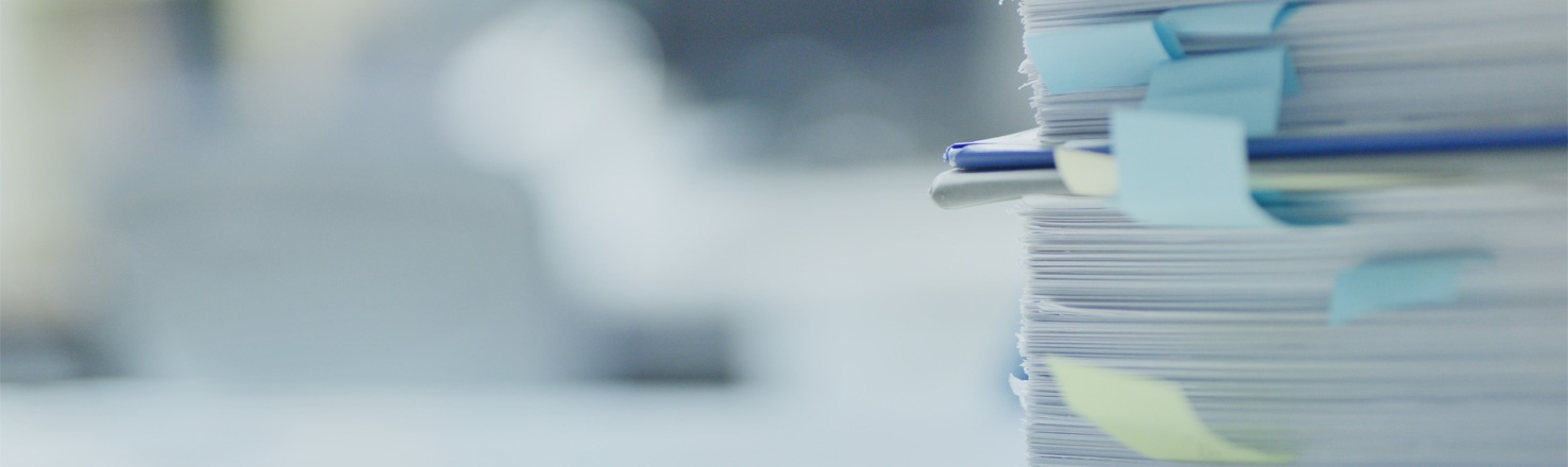 Ein Stapel Papier in bläulichem Farbton